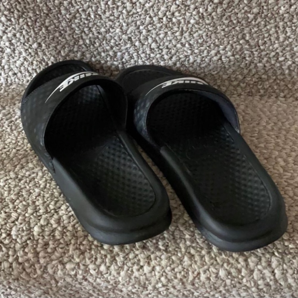 nike slides - Picture 2 of 4